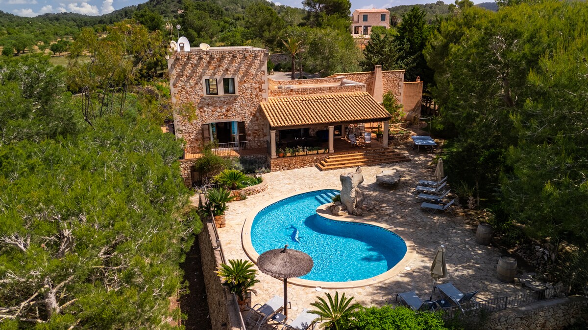 Luftbild der Finca mit Blick über die Felder bis zum Meer