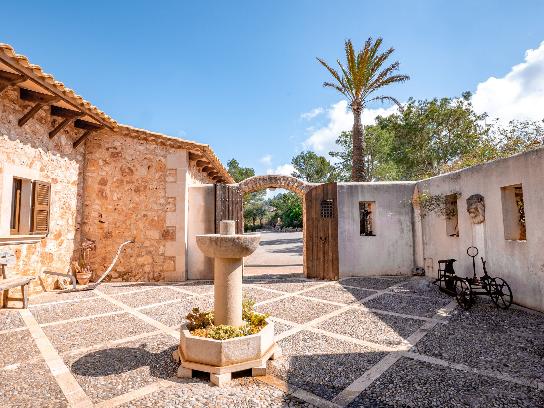 Innenhof der Finca im Nachmittagslicht