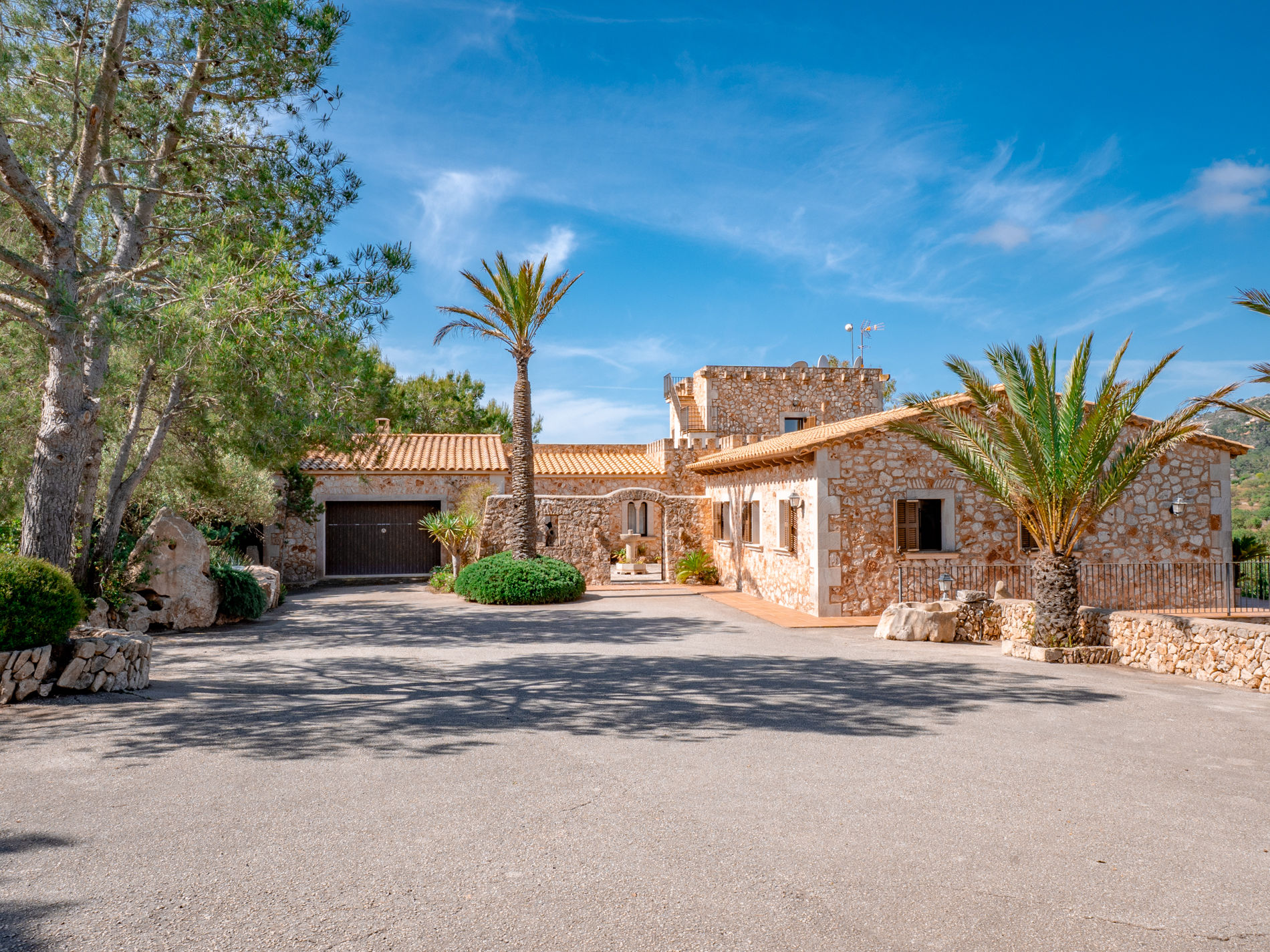 Eingangsbereich der Finca mit Natursteinfassade