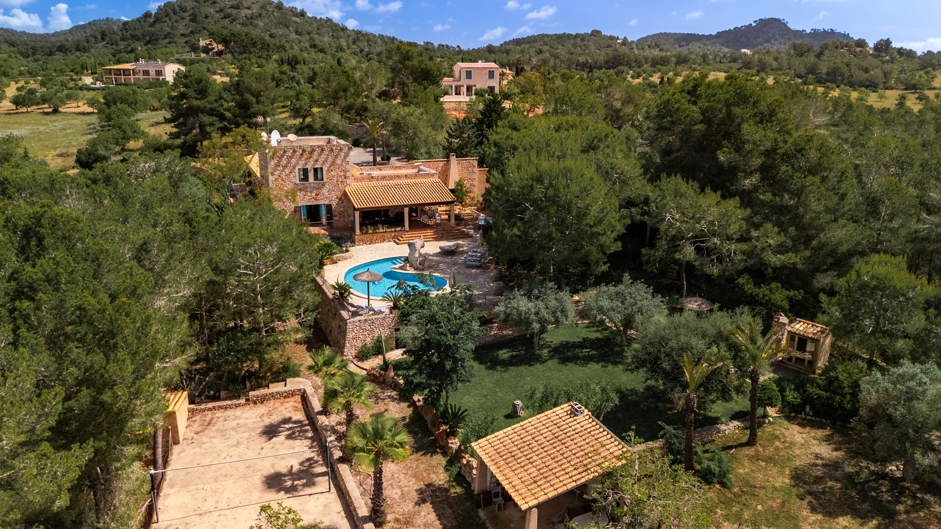 Luftbild der Finca mit Pool, Garten und Beachvolleyballplatz