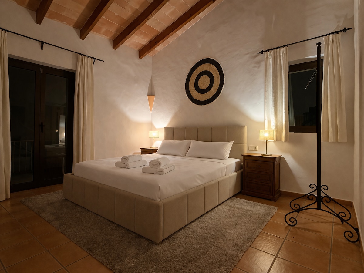 Schlafzimmer im warmen Abendlicht mit Nachttischlampen und Terrakottaboden