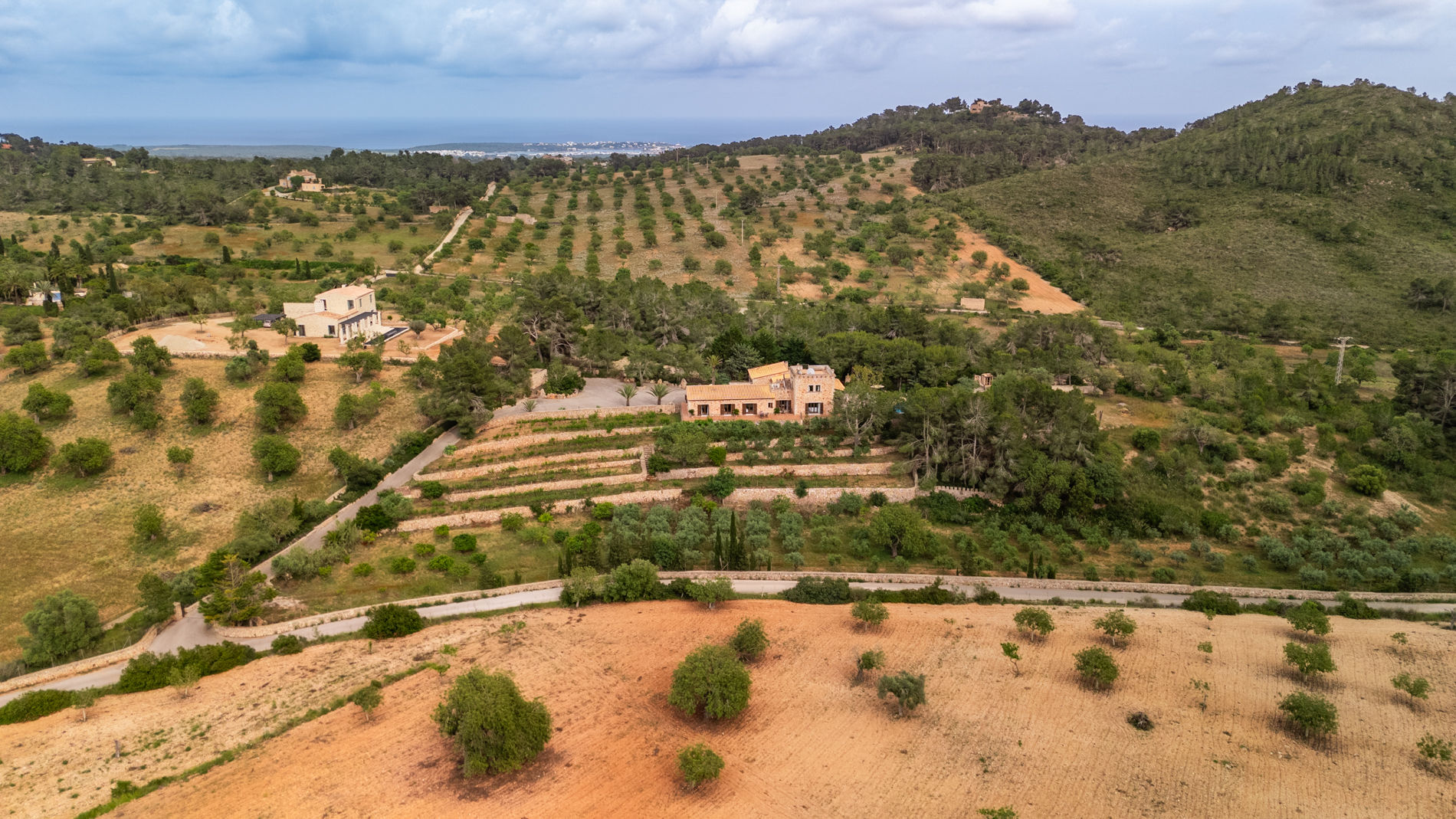 Luftbild der Finca mit Blick über die Felder bis zum Meer