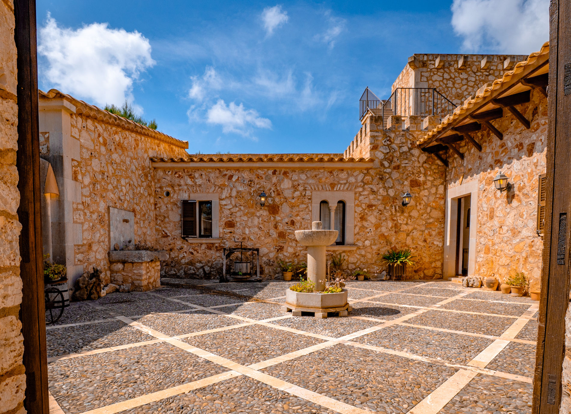 Mediterraner Innenhof der Finca Es Castell mit Steinbrunnen