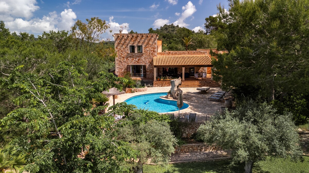 Badezimmer mit Badewanne, Naturstein und mediterranen Fliesen