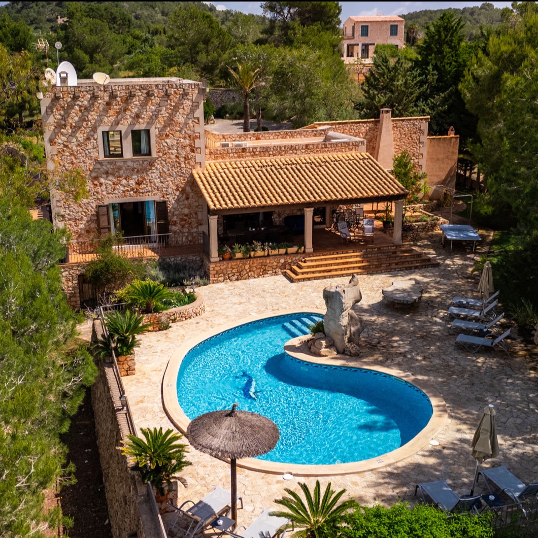 Luftbild des Pools mit Sonnenliegen und überdachter Terrasse