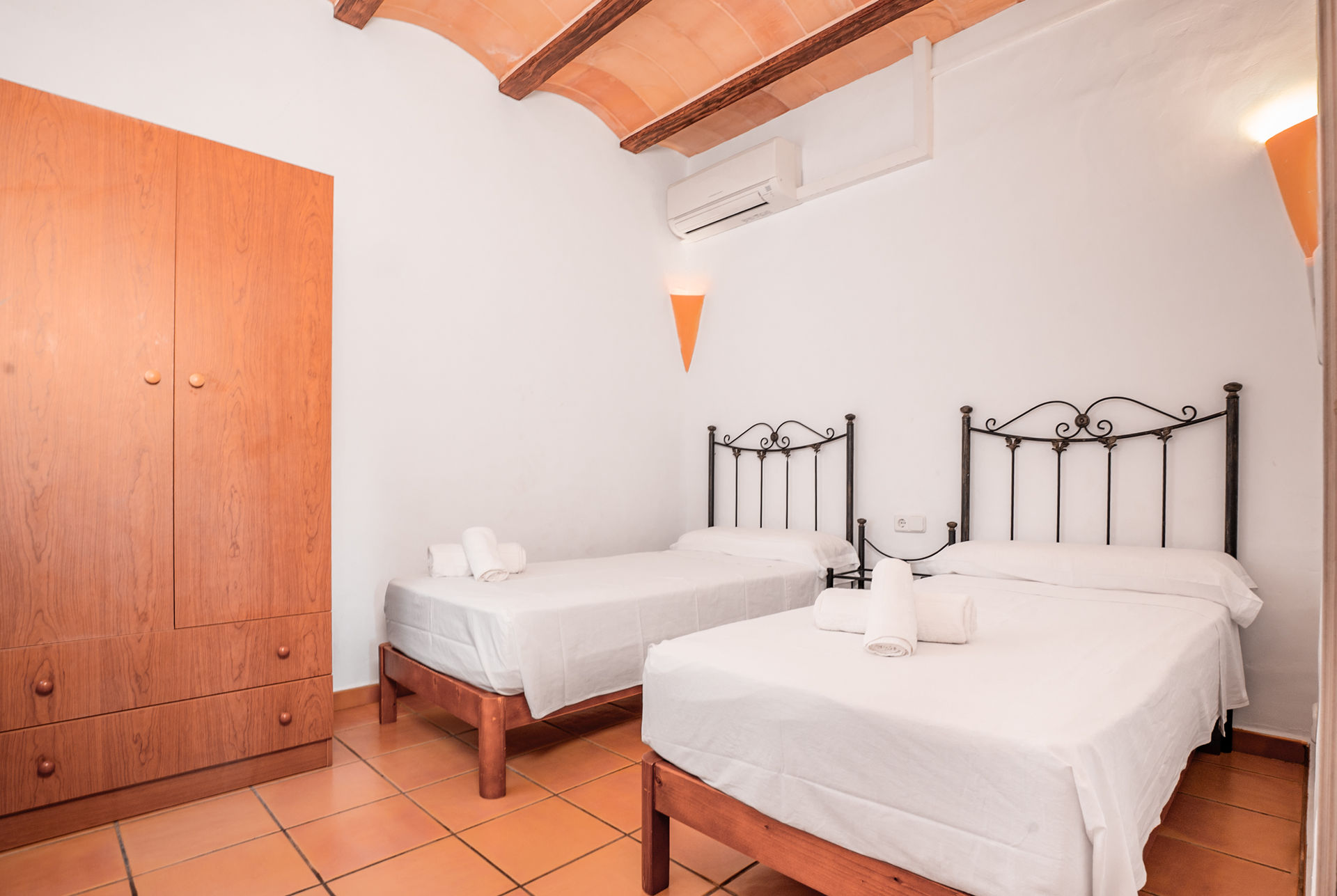 Schlafzimmer im Turm der Finca Es Castell mit Doppelbett und Blick ins Grüne