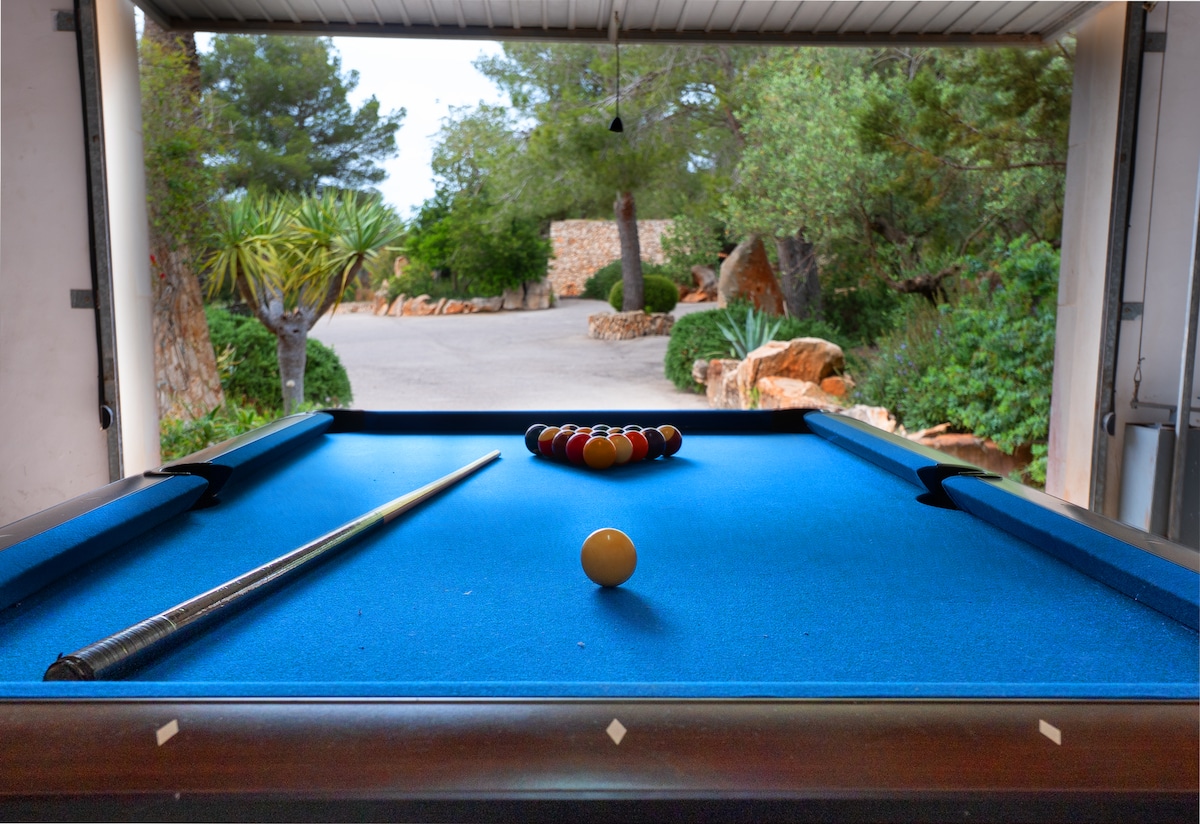 Sonnenterrasse am Pool mit Liegen und Sonnenschirmen
