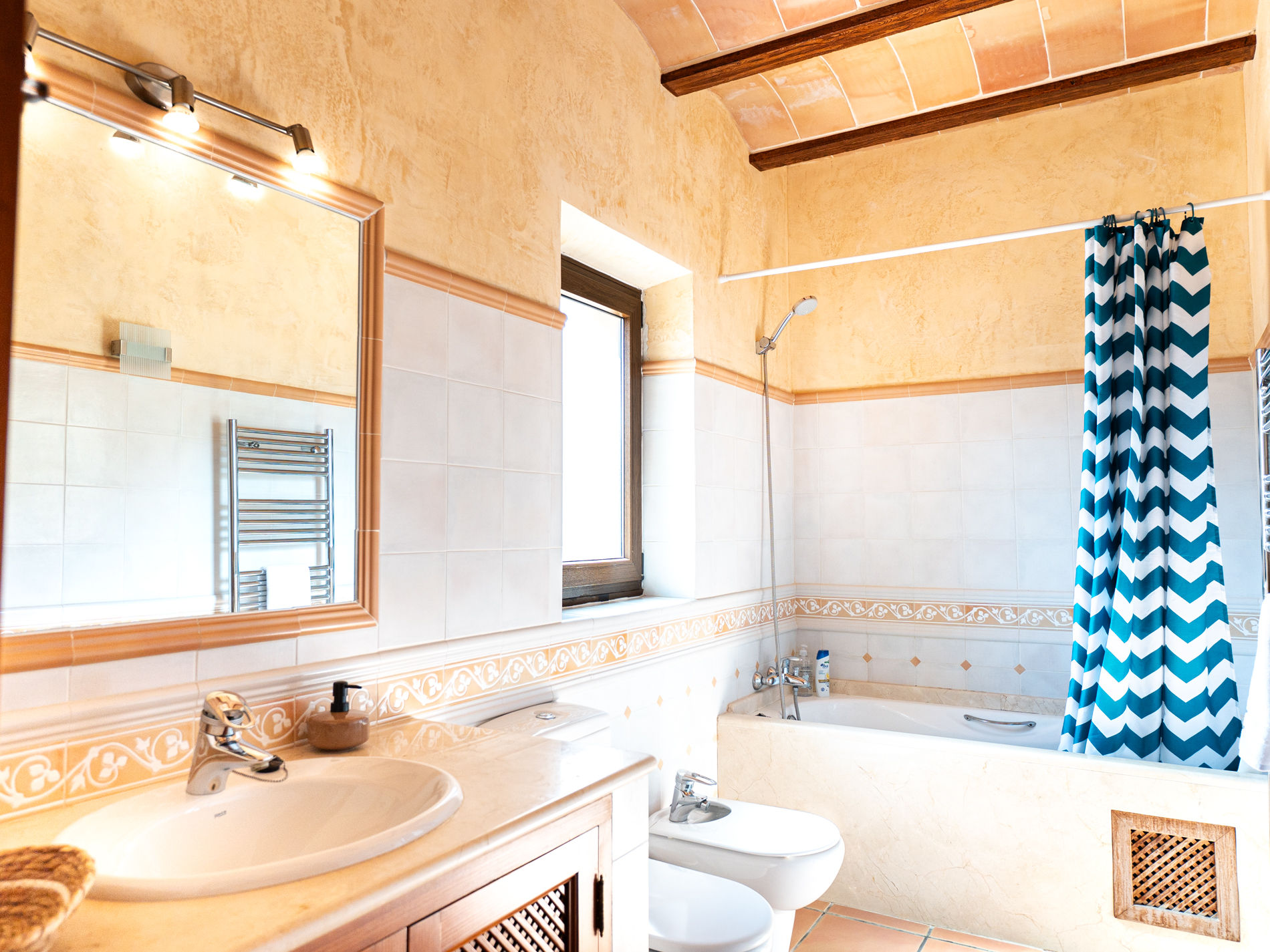 Badezimmer mit Badewanne, Naturstein und mediterranen Fliesen
